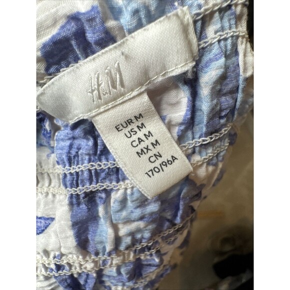 H&M crop MEDIUM top blue white floral off-shoulder smocked - Picture 3 of 6